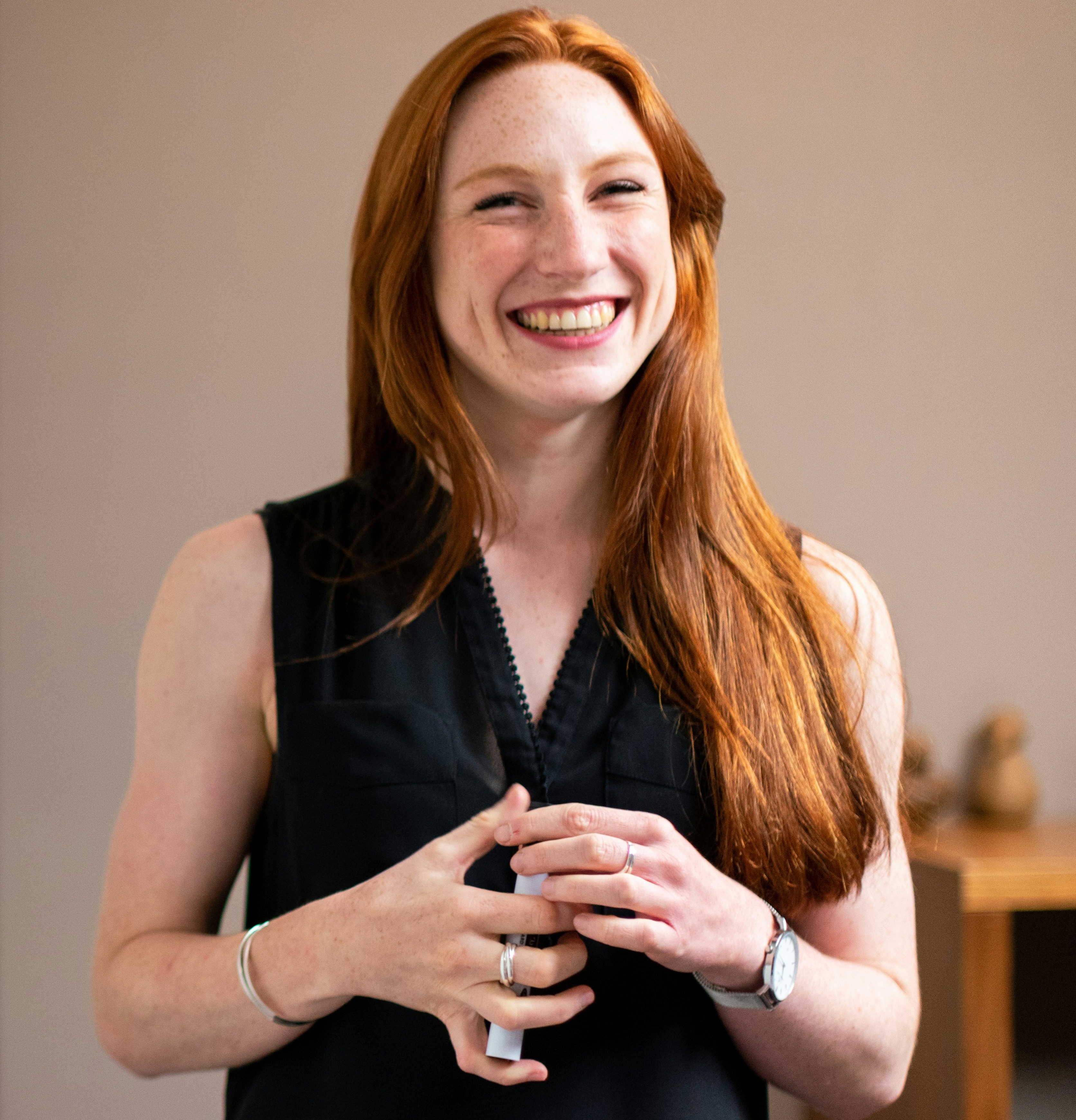 Profesora Valeria Saez sonriendo