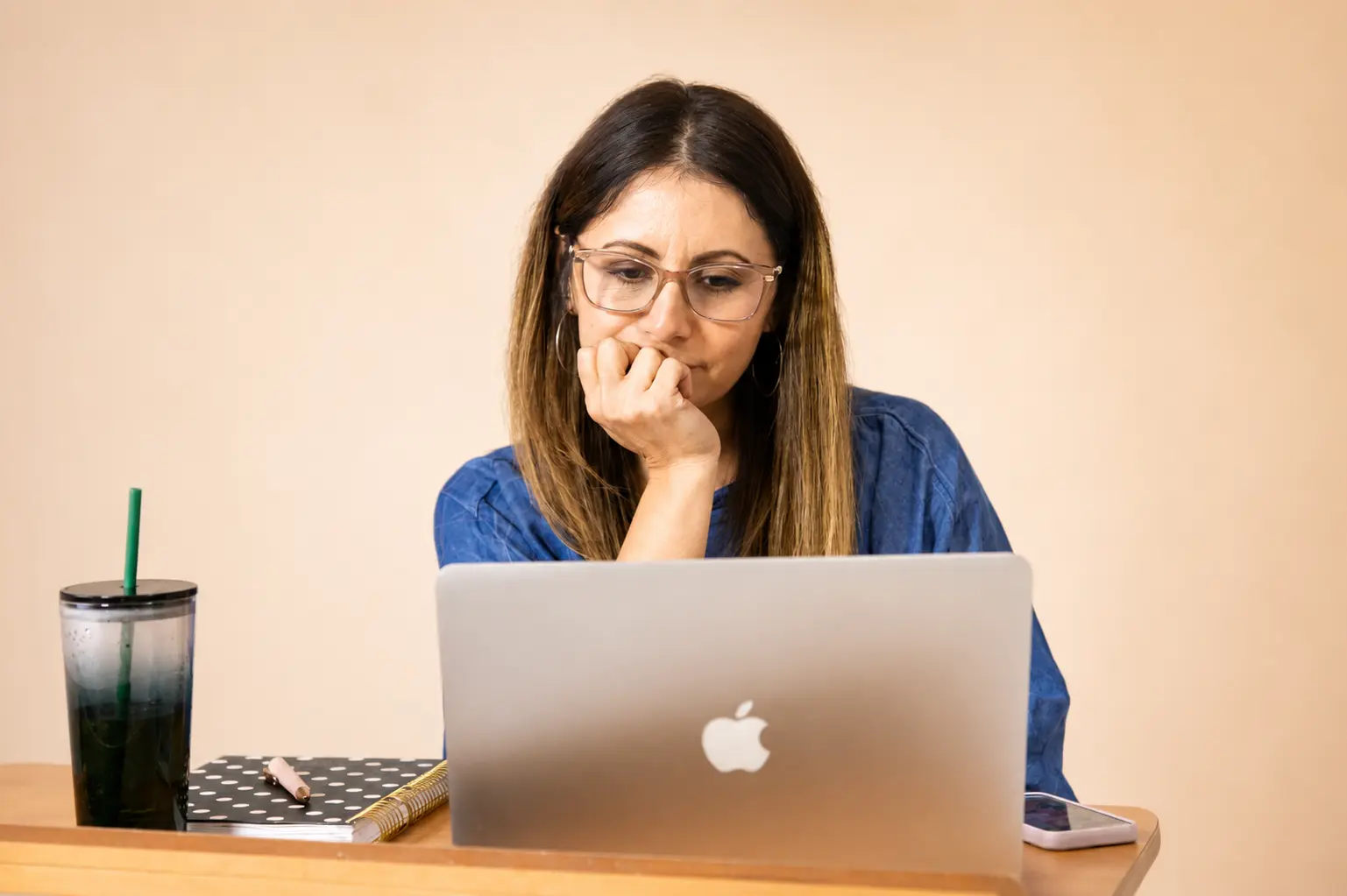 Laptop con gráfico para mentoría personalizada